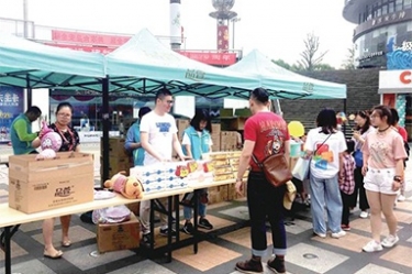 “品萱”攜手嘉興精益大學(xué)開展愛(ài)心義賣活動(dòng)