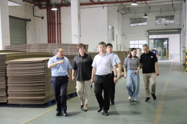 平湖市委常委、副市長張斌蒞臨景興紙業全資子公司平湖景包調研殘疾人就業工作