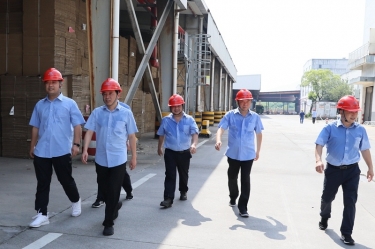 送清涼、致敬意！公司董事長朱在龍帶隊慰問一線勞動者